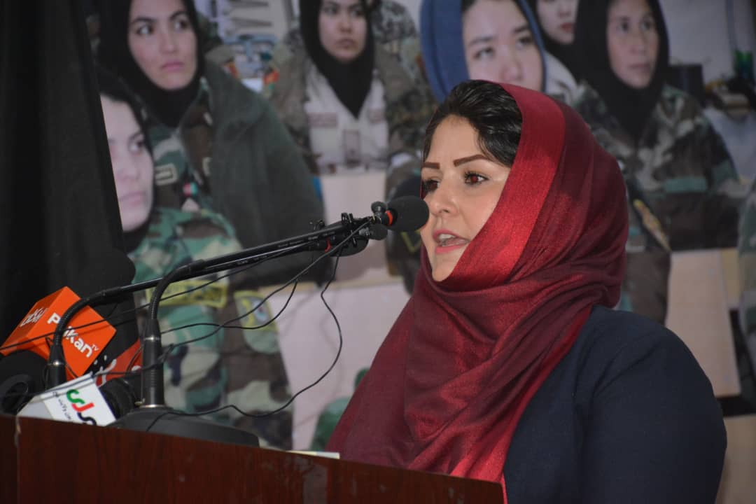 نظامیان به روایت زن: سرباز پیام آورِ شکوفایی است