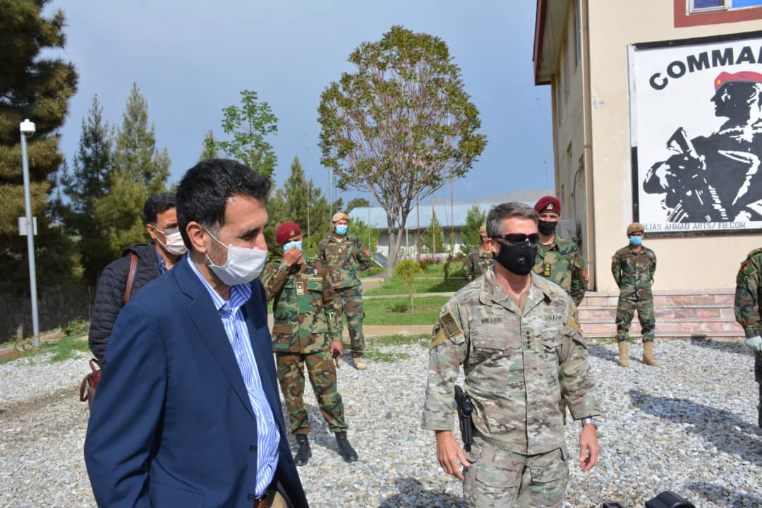 سرپرست وزارت دفاع ملی با سربازان و افسران در قول اردوی عملیات‌های خاص دیدار کرد