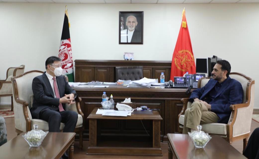  سترجنرال اسدالله خالد سرپرست وزارت دفاع ملی با سفیر چین در کابل دیدار و گفتگو کرد