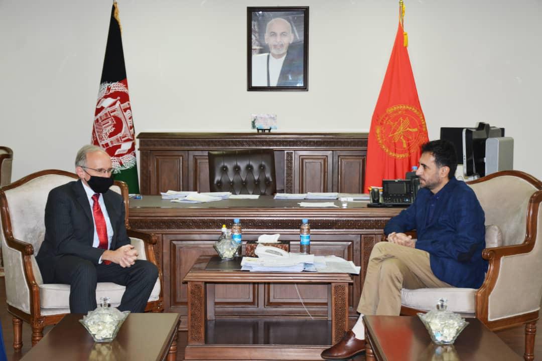 سترجنرال اسدالله خالد سرپرست وزارت دفاع ملی با معاون سفارت امریکا در کابل، دیدار و گفتگو نمود