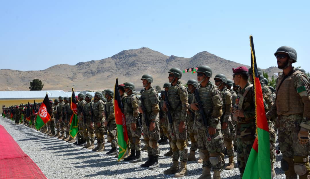 نزدیک به ۹۰۰ تن از نیرو های افغان شامل دوره تعلیمات مسلکی مکتب کوماندو شدند